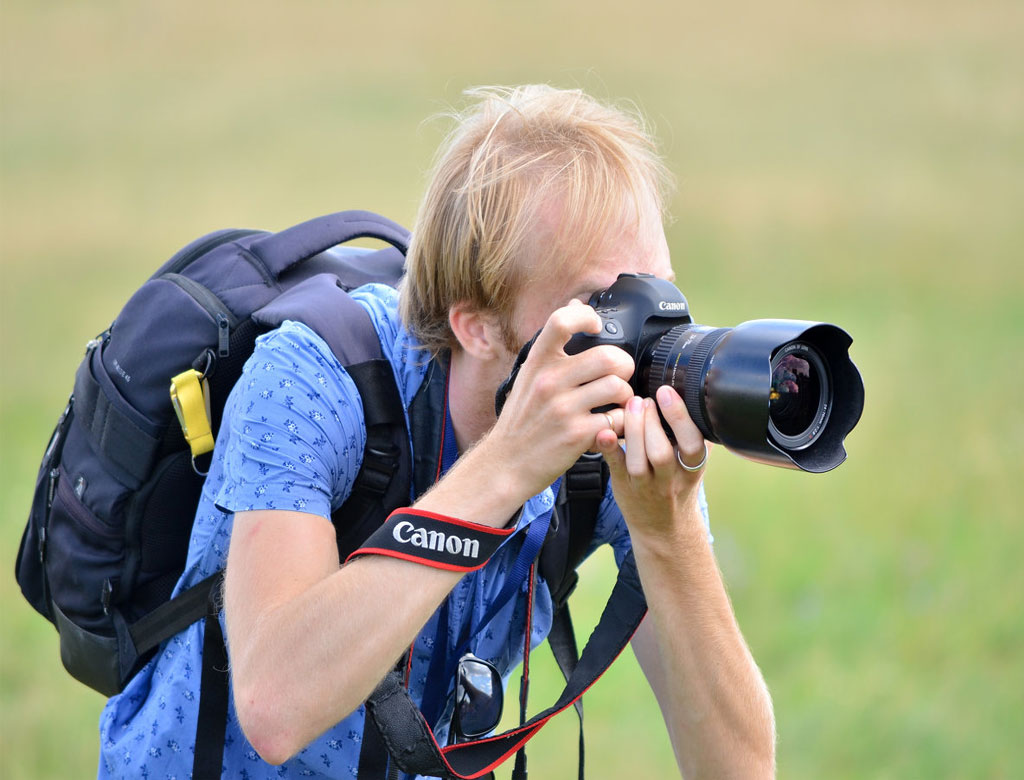 Ситуация на рынке услуг профессиональных фотографов. Фотограф за работой. Фоторепортер. Репортажная съемка на природе. Фотограф в работе.